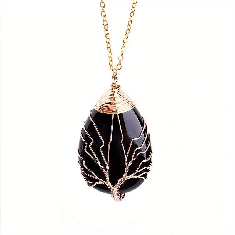 Collier Arbre de Vie en Pierres Naturelles – Pendentif noir et or sur fond blanc