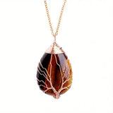 Collier Arbre de Vie en Pierres Naturelles – Pendentif oeil de tigre et or sur fond blanc