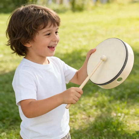 Enfant qui joue avec un Tambourin pour Enfant en Bois 10 cm – Jouet Musical Éducatif à Percussion