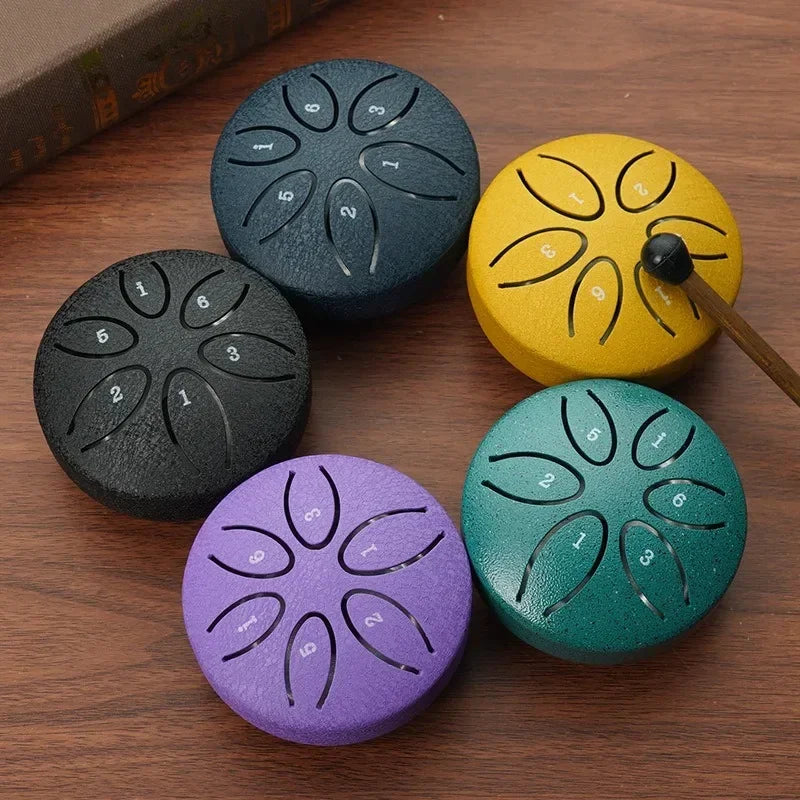 Petit tambour en acier Mini Tongue Drum de 7,6 cm, 6 notes, en acier inoxydable. Instrument zen idéal pour méditation, relaxation et initiation musicale. Compact et portable.
