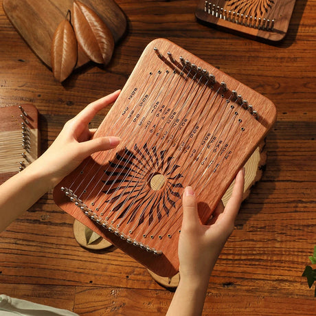 jouer du kalimba instrument bois manuel